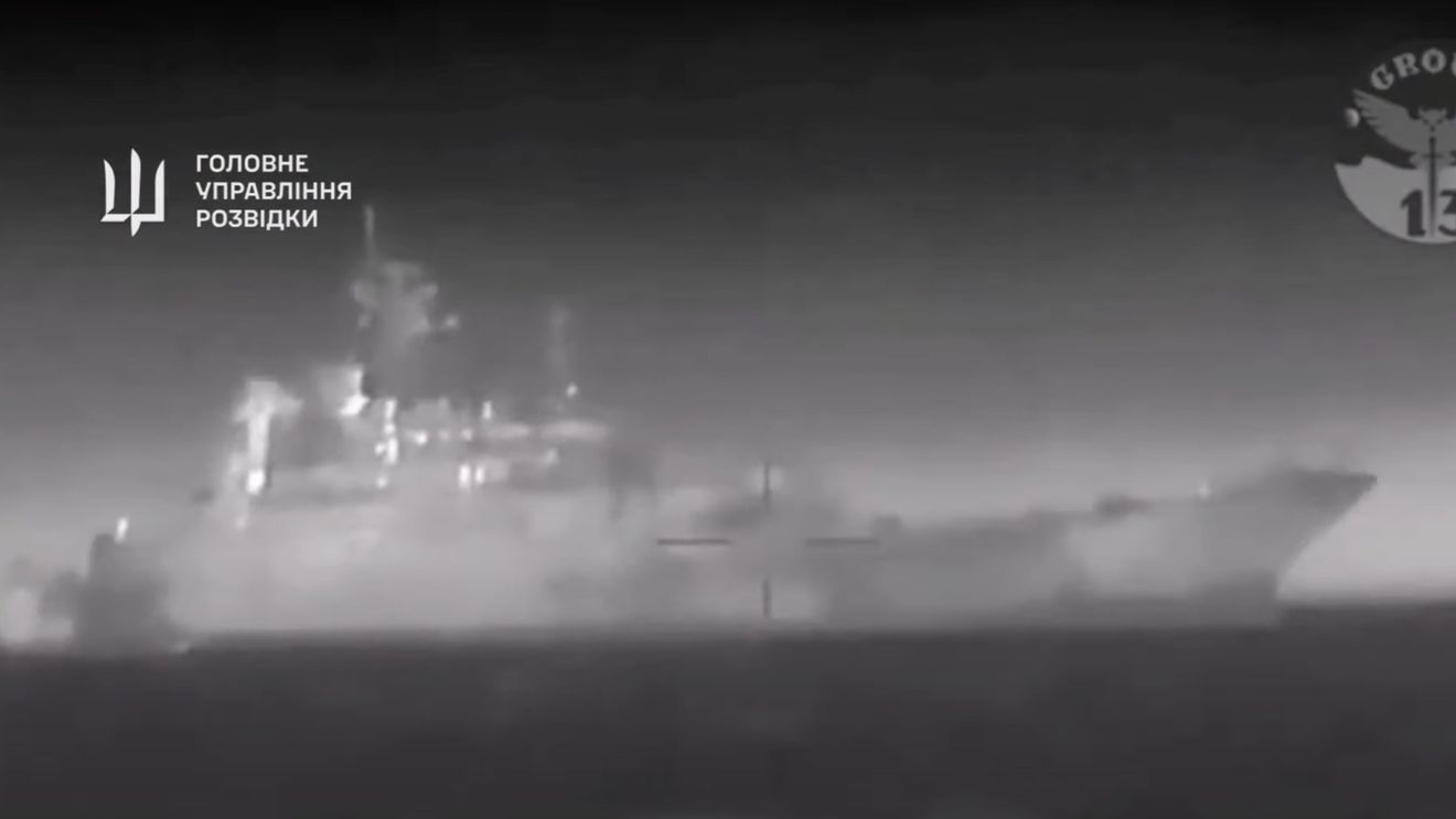 VIDEO Momentul în care nava de desant "Cezar Kunikov" este lovită de dronele navale ucrainene Magura V5