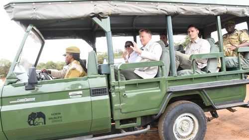 FOTO Președintele Iohannis, în safari în Parcul Național Nairobi din Kenya. Cotroceni: ”Cooperarea în domeniul limitării schimbărilor climatice și al protecției mediului este o temă centrală a vizitei președintelui în Kenya”