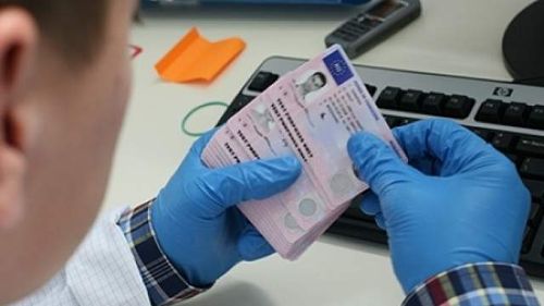 UPDATE "Noi fabrici de permise" descoperite de procurori în șase județe / Un permis obținut fraudulos costa între 5.000 și 7.000 de euro. Aproape un milion de euro ascunși în ligheane sau în pereți