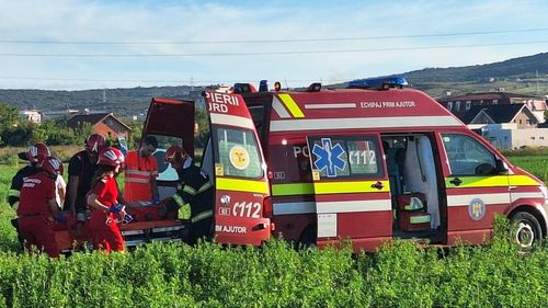 Doi copii au căzut într-o groapă cu apă din orașul Huedin și sunt în stop cardio-respirator / Echipajele medicale sosite la fața locului aplică manevre de resuscitare