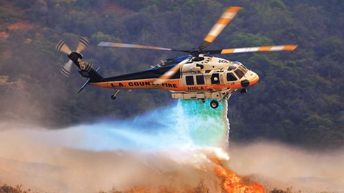 Două elicoptere Black Hawk au aruncat aproape 200 de tone de apă pentru stingerea incendiilor de pădure din Vâlcea şi Prahova