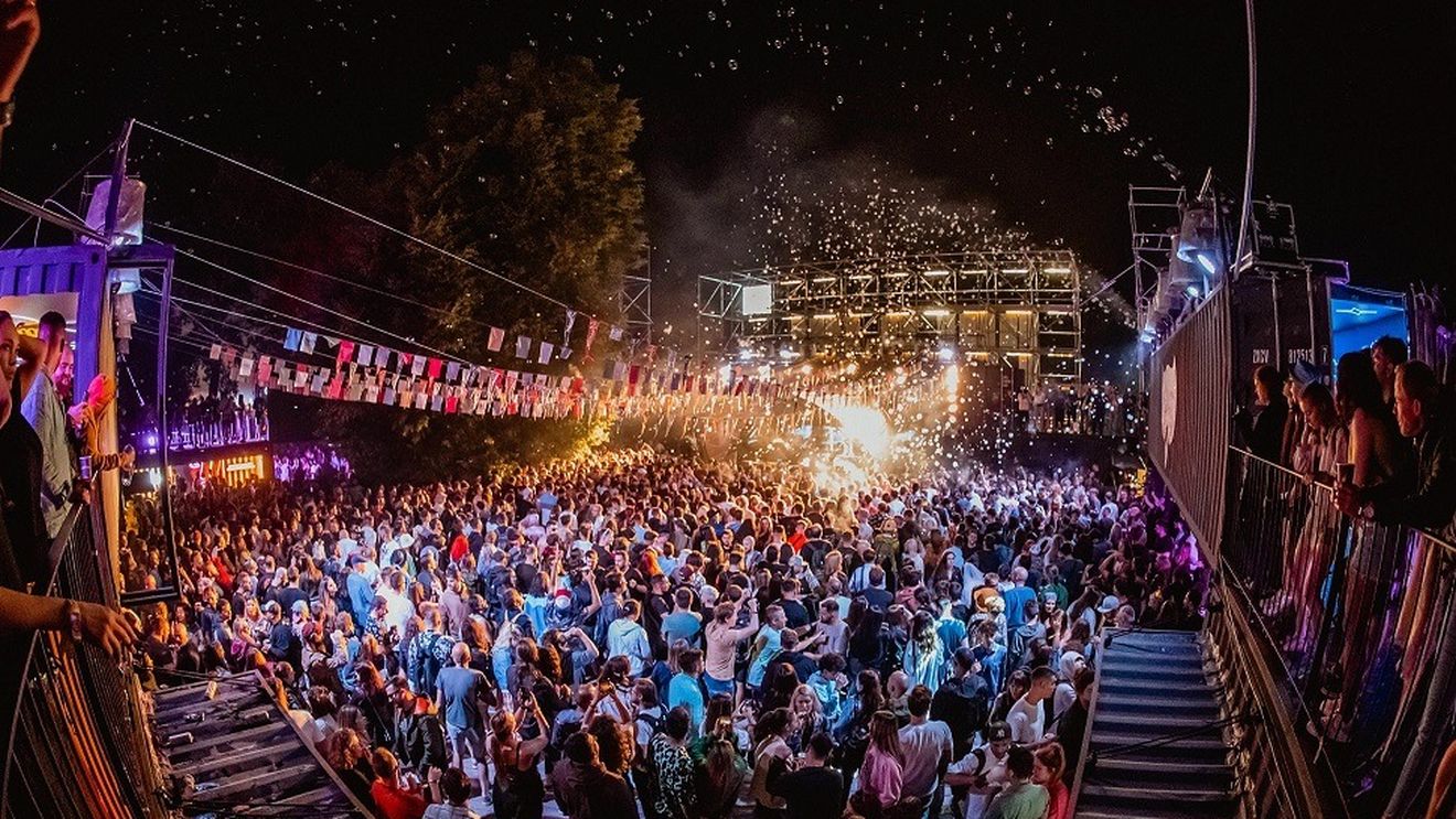 Ziua a doua de festival: Cum e să dansezi la Electric Castle alături 54.000 de oameni / Azi este așteptat cel mai intens moment al ediției: Twenty One Pilots