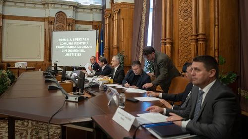 Mai mult de jumătate dintre articolele proiectului privind statutul procurorilor şi judecătorilor, dezbătute în Comisia specială din Parlament / Ce amendamente s-au adoptat
