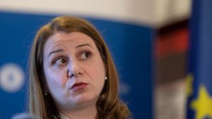 Pornirea permanentă a camerelor video din sălile de clasă, o posibilă soluție în combaterea violenței din școală, spune ministra Educației / Deca ar fi de acord cu exmatricularea pe 3 zile, propusă de sindicate