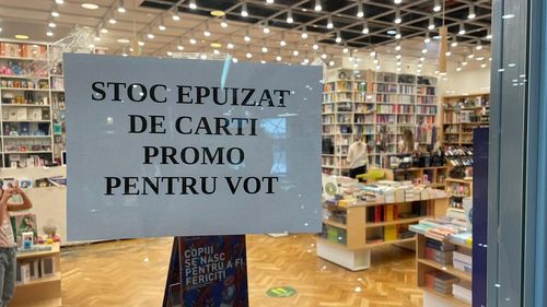 UPDATE Cărturești anunță că a epuizat cărțile gratis pentru cei care au votat. Duminică dimineață s-au format cozi, oamenii au așteptat o carte gratis sau o revistă