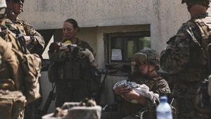 Soldații americani uciși în atentatul de la Kabul aveau între 20 și 25 de ani / Printre ei, și o femeie care avea grijă de copii afgani