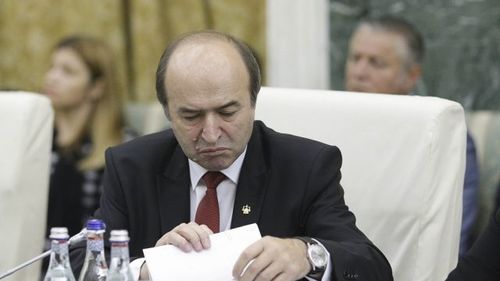 Tudorel Toader, despre judecătorul din Ploiești care a dat sentința controversată de anulare a deciziei CCR: ”Vrea probabil să intre în politică” / Toader l-a revocat din minister, după ce Vasile Alexandru trecuse prin mandatele a cinci miniștri