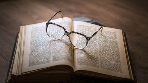 Angajații bibliotecii din Pașcani au alertat poliția după ce au găsit 3.900 de lei într-o carte primită ca donație / S-a descoperit că aparțineau părinților donatorului