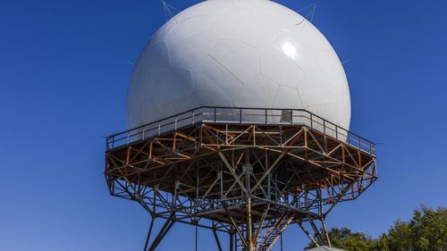 Un grup militarizat din SUA, adept al teoriilor conspirației, consideră că radarele Doppler sunt „arme meteorologice” și încearcă să le distrugă / Sistemele sunt esențiale pentru economie, iar NWS este în stare de alertă maximă