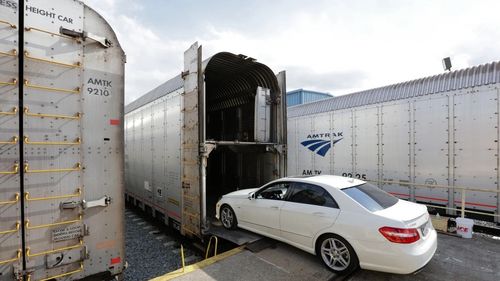 Ministerul Transporturilor ia în calcul ideea de a călători cu trenul, alături de autoturism / Va fi analizat ”transportul autoturismelor în vagoane atașate trenurilor de călătorii pe distanțe lungi, de exemplu Timișoara – Constanța”