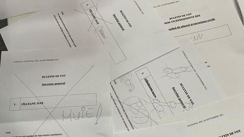 FOTO Unii dintre delegații PNL și-au făcut timp să-și exprime sentimentele în scris pe buletine de vot