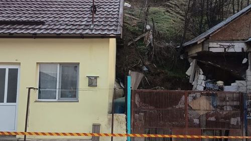 Alunecare de teren în Slatina / Șapte locuințe afectate și 25 de persoane evacuate