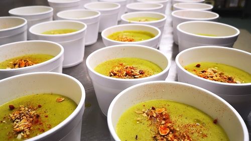 Un grup de pasionați de gastronomie din Oradea pregătește în fiecare weekend zeci de porții de mâncare pentru medici și personalul care asigură triajul la frontiera Borş