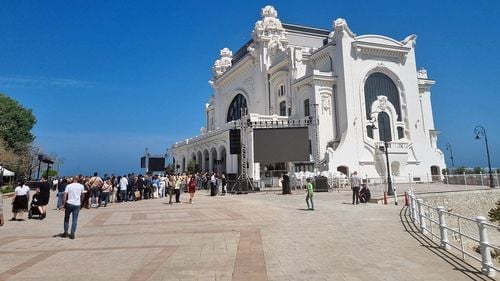 VIDEO | Cum e să ai 20 și-un pic de ani și să ghidezi turiștii prin Cazinoul din Constanța. Povestea monumentului spusă de tineri