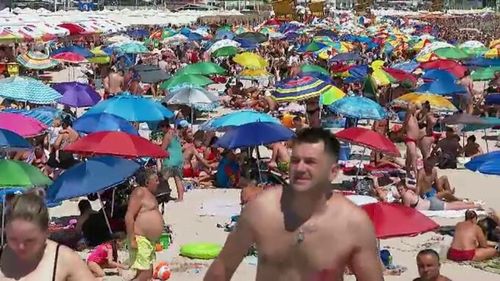 Tablou ireal pe litoral, la Costinești. Turiștii au împânzit plaja și marea. „Cu cât e mai aglomerat, cu atât e mai scump”