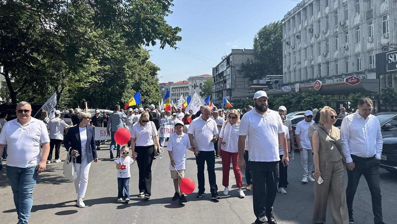 Marșul Familiei și Marșul Pride se desfășoară în paralel la Chișinău / UPDATE Altercații violente între manifestanții creștini și polițiști/ Vezi relatarea LIVE a celor două evenimente pe Ziarul de Gardă 