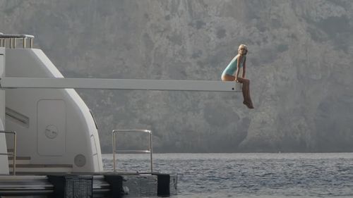 VIDEO Netflix a lansat trailerul şi afişul pentru partea întâi a ultimului sezon din „The Crown” / Relatează moartea Prințesei Diana