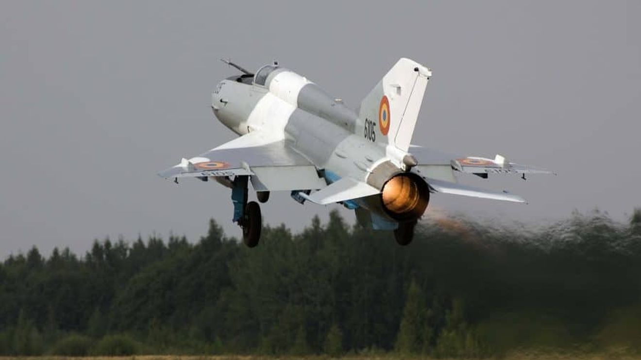 Un avion Mig-21 al Armatei s-a prăbușit într-o livadă din județul Mureș, pilotul s-a catapultat și a supraviețuit