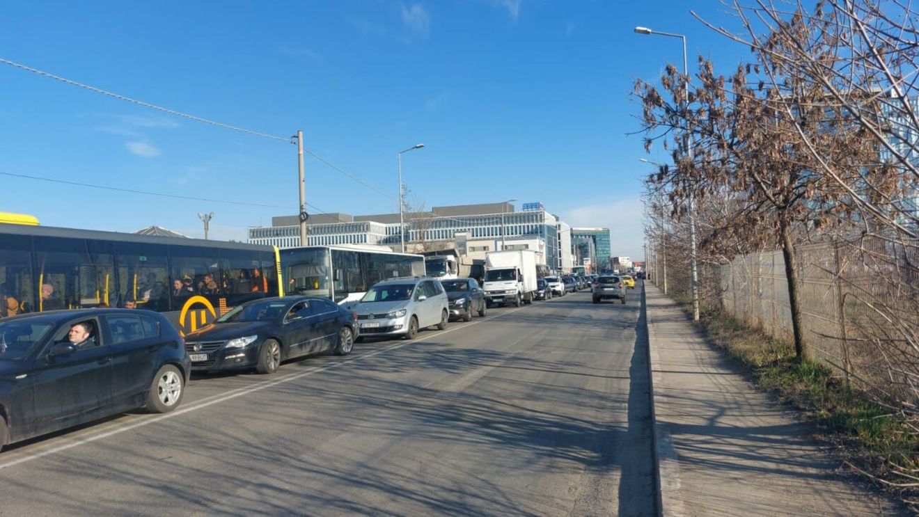 Blocaj în zona Pipera din București, bariera CFR de pe Șoseaua Petricani a rămas blocată zeci de minute