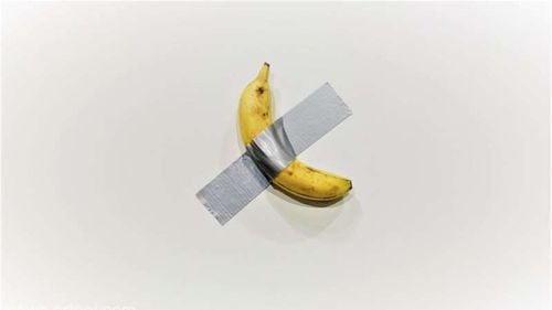 Banana lipită cu bandă adezivă și expusă la un muzeu din Seul a fost mâncată de un student la Arte pentru că îi era foame