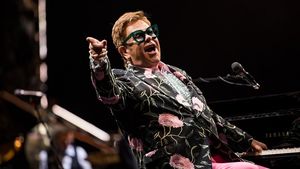 Elton John îşi vinde garderoba personală pe eBay pentru Fundaţia SIDA