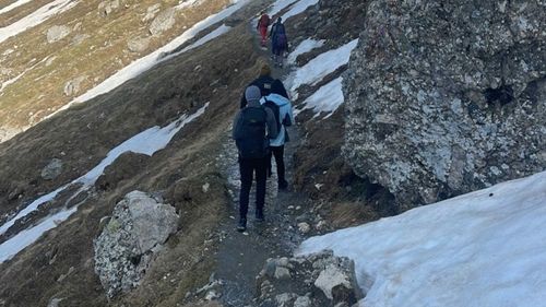 Cinci turişti au rămas blocaţi pe zăpadă în Cerdacul Văii Cerbului, pe traseul spre Vârful Omu