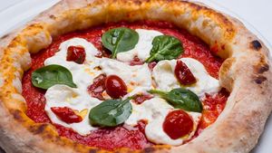 Americanii, nu italienii, au pus primii sosul de roșii pe pizza, spun istoricii alimentari/ Vechii pizzaiolo din Roma resping afirmațiile ca fiind “prostii"