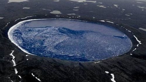 Un mister de gheață în adâncul Arcticii canadiene: craterul Pingualuit, a opta minune a lumii