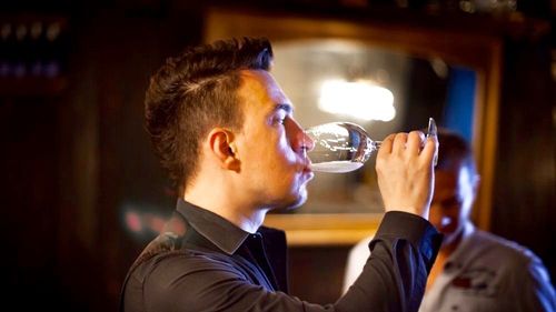 Trump ar putea impune tarife vinurilor franceze. Un somelier român din New York explică cine câștigă și cine pierde în acest scenariu