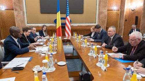 Premierul Ciucă, întâlnire la Palatul Victoria cu un oficial al Departamentului de Stat/ Dereck Hogan a propus acordarea de sprijin tehnic pentru includerea României în programul Visa Waiver