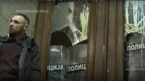VIDEO Contestatarii rezultatelor alegerilor din Serbia, protest în fața primăriei din Belgrad / Geamuri sparte și confruntări cu poliția