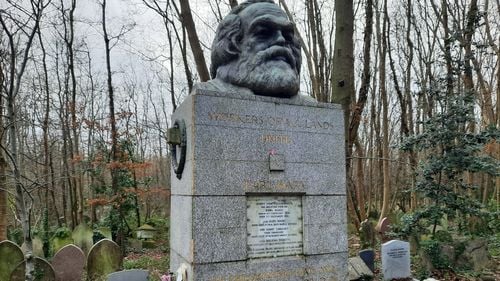 Vreți să fiți înhumat(ă) în Cimitirul Highgate din Londra aproape de mormântul lui Karl Marx? Vă va costa un chilipir: 25.000 de lire sterline