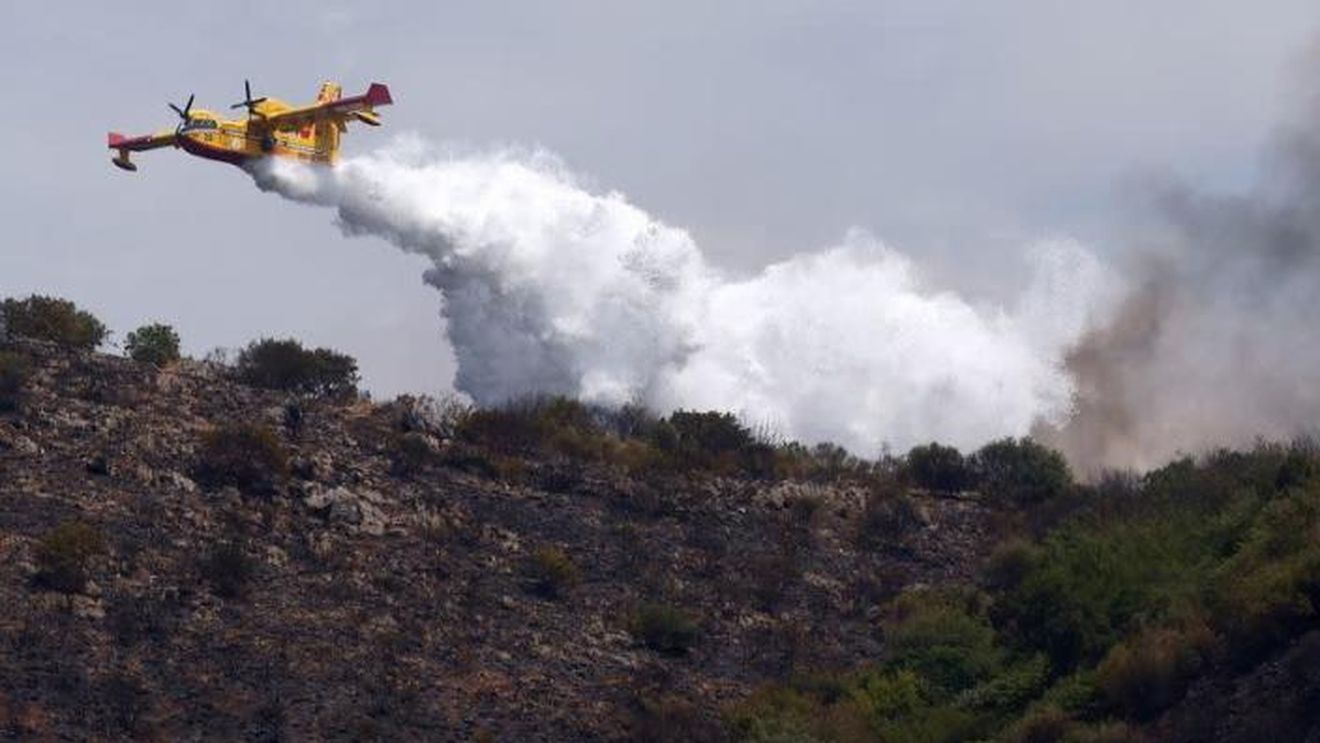 Mai multe sate evacuate, în urma izbucnirii unui incendiu de pădure în apropiere de Roma, unde temperatura se apropie de 40 de grade