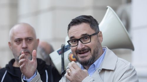 Deputatul partidului extremist AUR Dan Tanasă cere demisia premierului pe motiv că ar fi stat ilegal într-o vilă de protocol destinată foștilor președinți: ”Bolojan s-a transformat din premier în chiriaș de lux pe banii românilor”