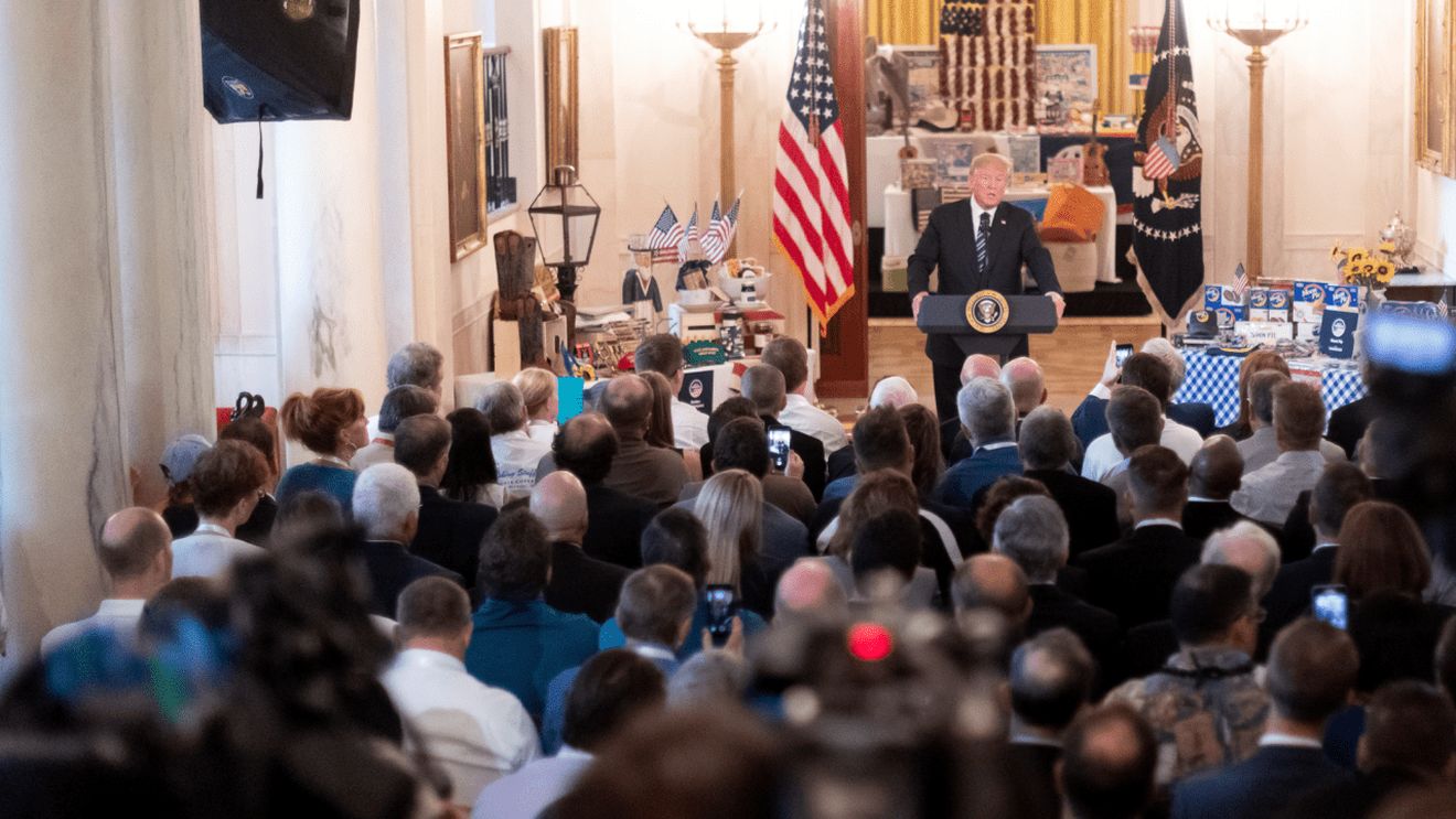 Trump susține că SUA au depășit criza COVID-19 deși peste 1000 de americani mor zilnic din cauza coronavirusului