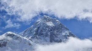 China redeschide accesul străinilor pe Muntele Everest
