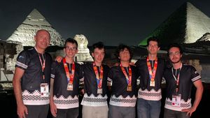 Patru medalii, între care una de aur, obţinute de elevii români la Olimpiada Internaţională de Informatică din Egipt