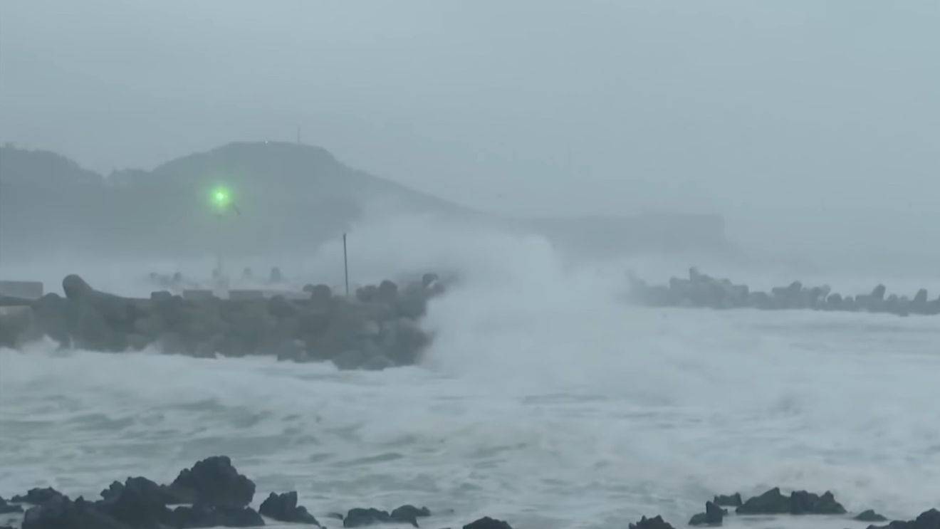 Taifunul Wutip a atins uscatul pe insula tropicală Hainan