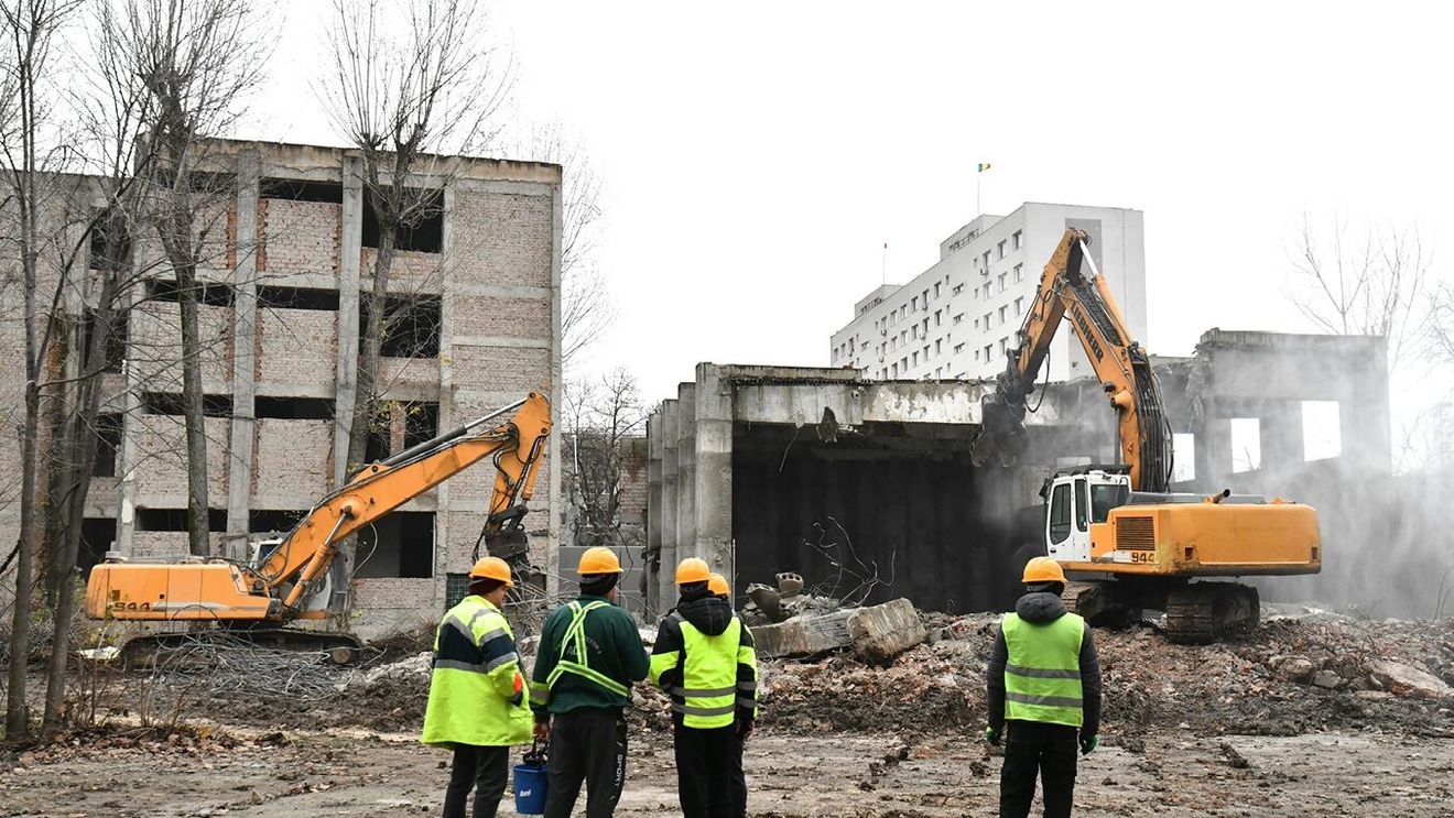 A început demolarea clădirii Colegiului Tehnic de Poștă și Telecomunicații „Gheorghe Airinei”/ Primarul Ciucu: Din vară încep lucrările la cel mai mare campus școlar