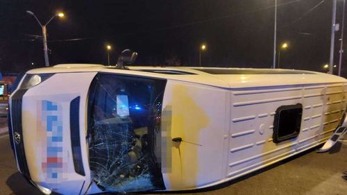 Un microbuz s-a răsturnat în urma unui accident cu un autoturism în Pitești/ O persoană transportată la spital