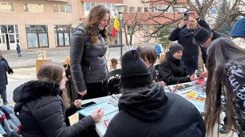 Eveniment cu elevi, la zero grade, în Târgu Jiu, în timpul vizitei ministrului Culturii, Natalia Intotero, de Ziua Națională Constantin Brâncuși