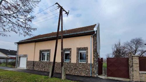 Arădenii investesc în case ieftine din estul Ungariei: prețul unei locuințe de 100 de metri pătrați începe de la 10 mii de euro / ”Multe case sunt părăsite de proprietari. S-au mutat mai la vest, în căutarea unui loc de muncă„ / ”Cei mai mulţi români care cumpără case în Ungaria lucrează în continuare în România”