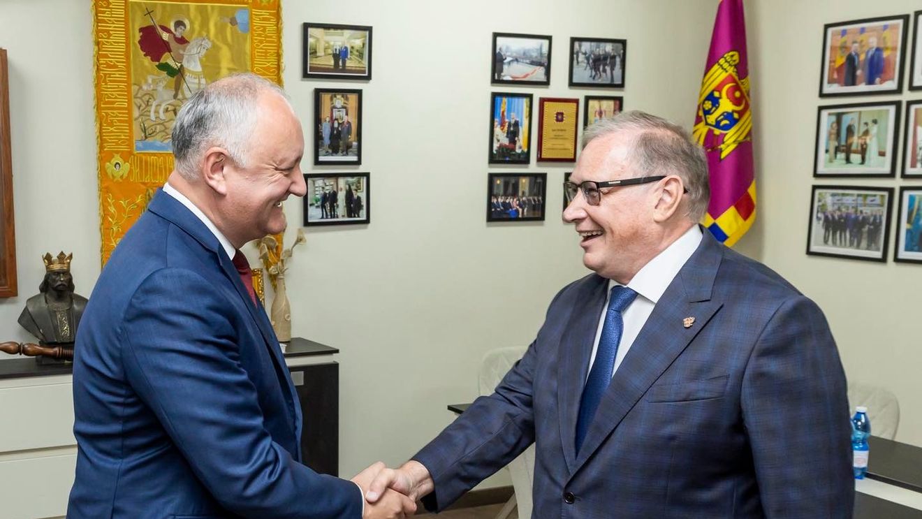 Igor Dodon, fostul președinte moldovean pro-rus dă mâna cu ambasadorul Federației Ruse și visează la un „parteneriat strategic”