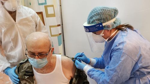 Guvernul a aprobat vaccinarea anti-COVID la domiciliu și în ambulatoriile de specialitate. Medicii de familie primesc 60 de lei pentru fiecare inoculare la domiciliul pacientului