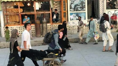 Ministrul taliban al Refugiaţilor, Khalil Ur-Rahman Haqqani, asasinat în sediul ministerului într-un atentat sinucigaş revendicat de Statul Islamic. El era unchiul ministrului de Interne şi fratele fondatorului reţelei Haqqani