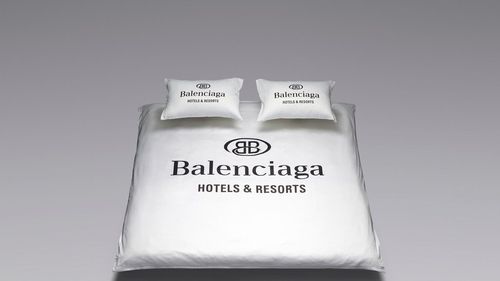 Directorul artistic al casei Balenciaga şi-a cerut scuze personal după o campanie de promovare în care au fost implicaţi copii şi accesorii cu conotaţie sexuală