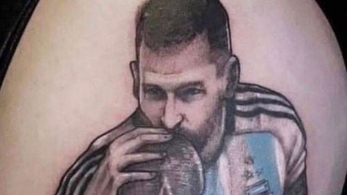 Tatuajele cu imaginea lui Messi sărutând trofeul Cupei Mondiale sunt la modă în Argentina / ”Unii se programaseră deja ca să li se tatueze şerpi sau cranii, dar au schimbat pentru Messi sau Cupă”