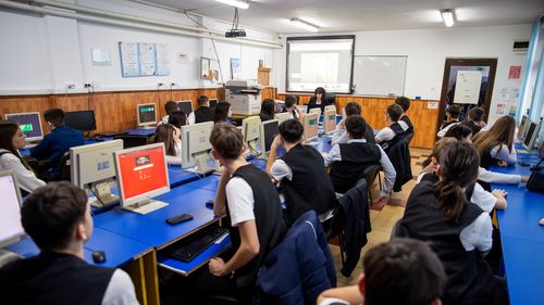 Şcolile din Los Angeles stabilesc limite pentru timpul petrecut de copii în faţa ecranelor în clase / Mai multe studii științifice au stabilit că tehnologia ar putea fi asociată cu o serie de afecţiuni, precum obezitatea şi depresia