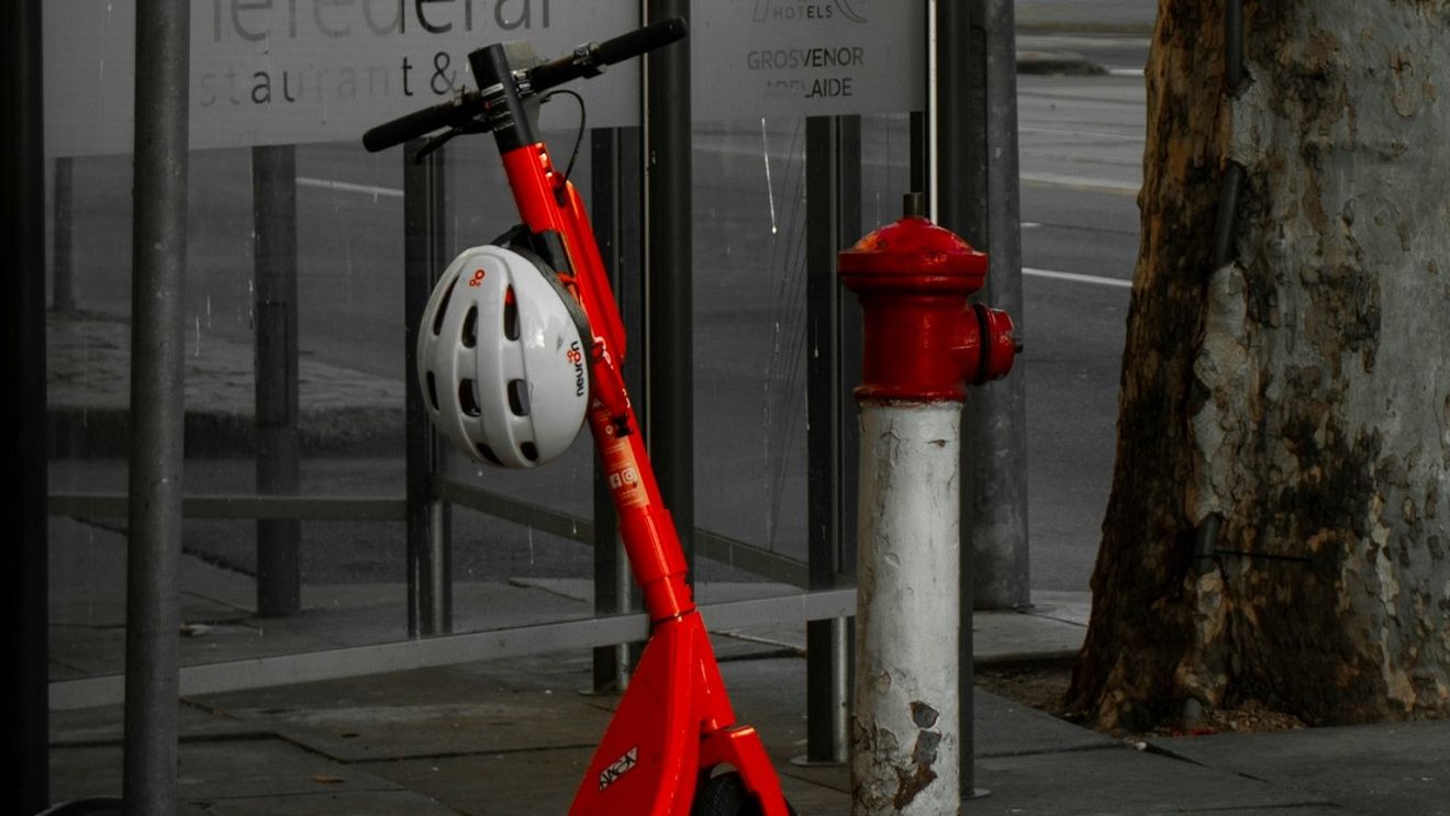 O adolescentă, pasageră pe o trotinetă electrică, a ajuns în comă după ce copilul care o conducea a evitat un pieton / Ce prevede legea privind circulația cu trotinete