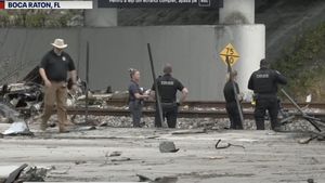 Cel puţin trei morţi în SUA, după ce un avion de mic dimensiuni se prăbuşeşte în apropierea aeroportului Boca Raton, la mai puţin de 20 de minute de la decolare, şi cade peste un vehicul. Avionul şi maşina au luat foc. Un bărbat din vehicul, rănit